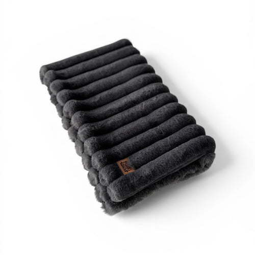 Kocyk dla psa i kota Grafitowy – miękkie futerko w prążki | Pieski Dwa