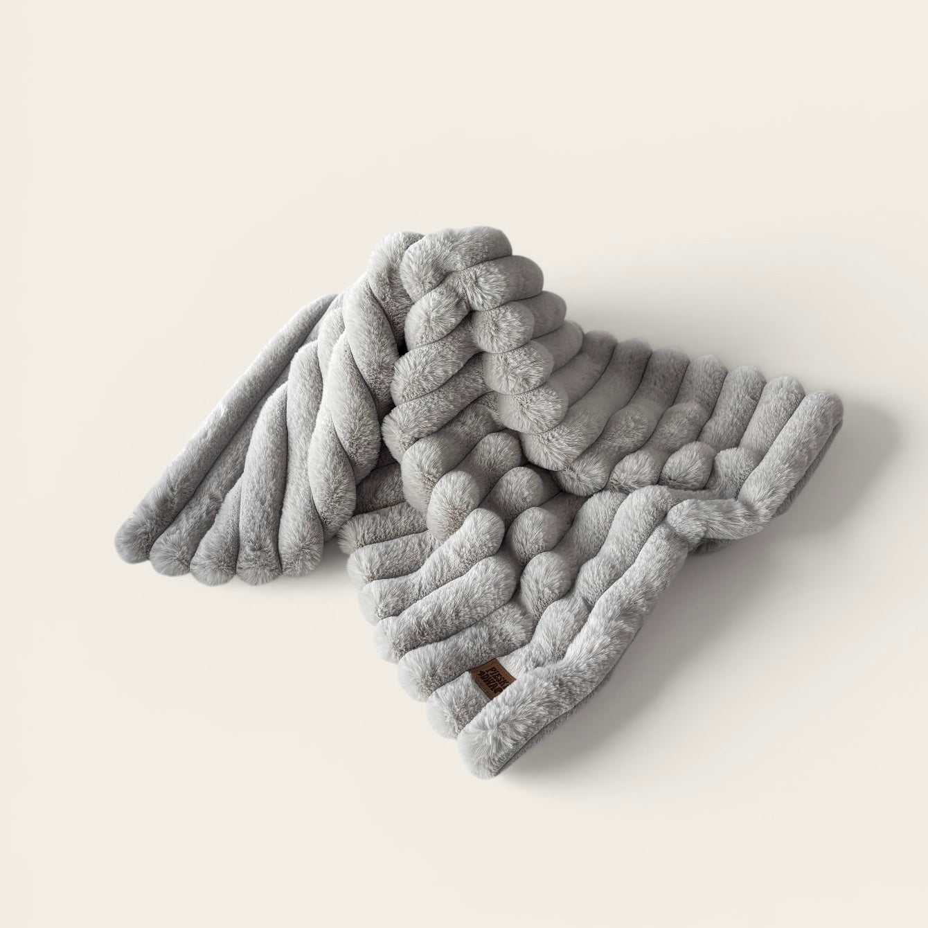 Kocyk dla psa jasny szary– miękkie futerko w prążki | Pieski Dwa