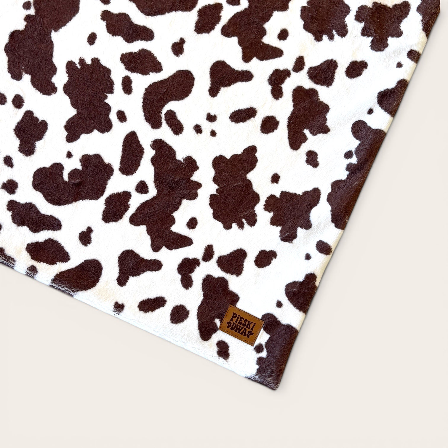 Koc dla psa w brązowe łaty – Moo Brown