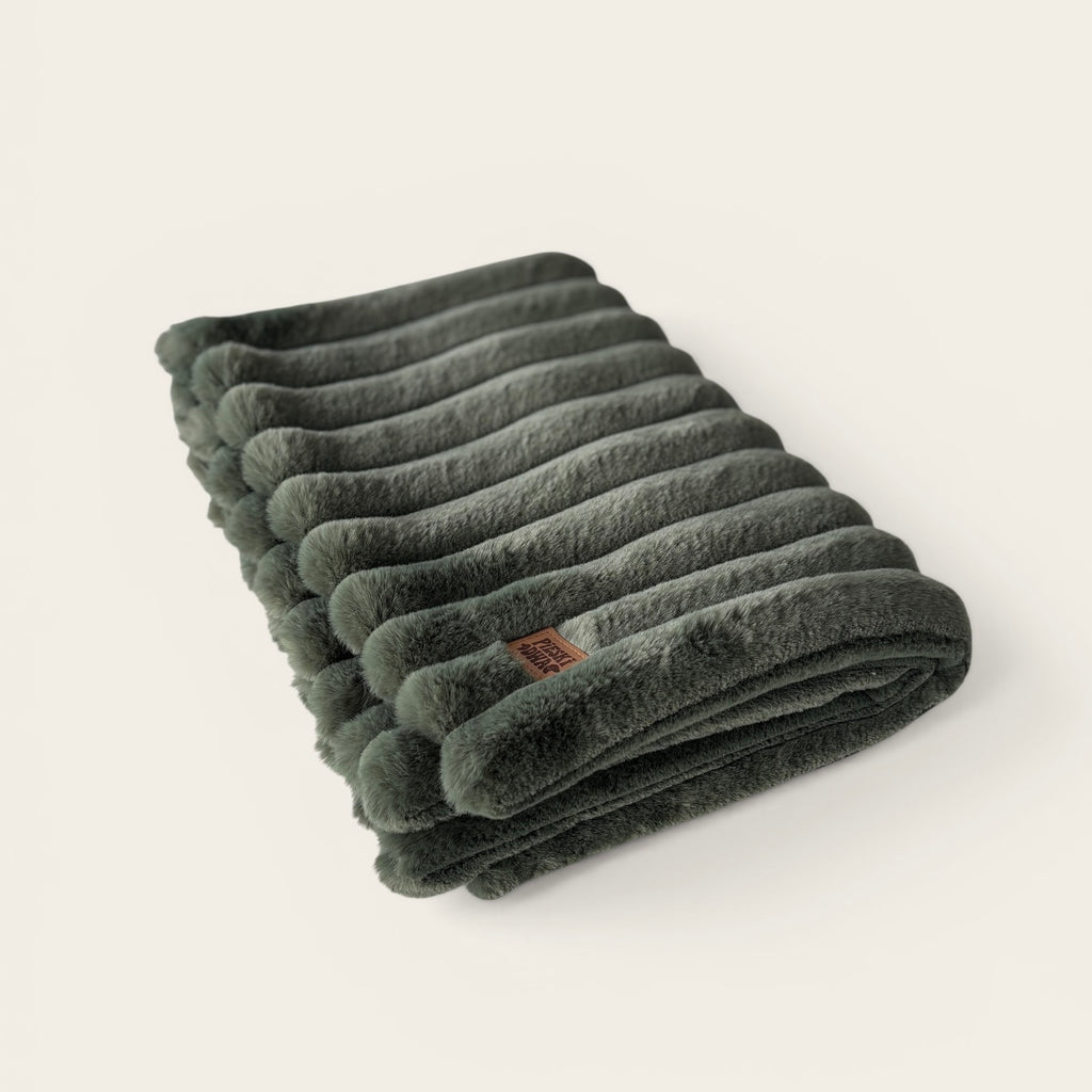 Kocyk dla psa i kota Zielony mech – miękkie futerko w prążki | Pieski Dwa