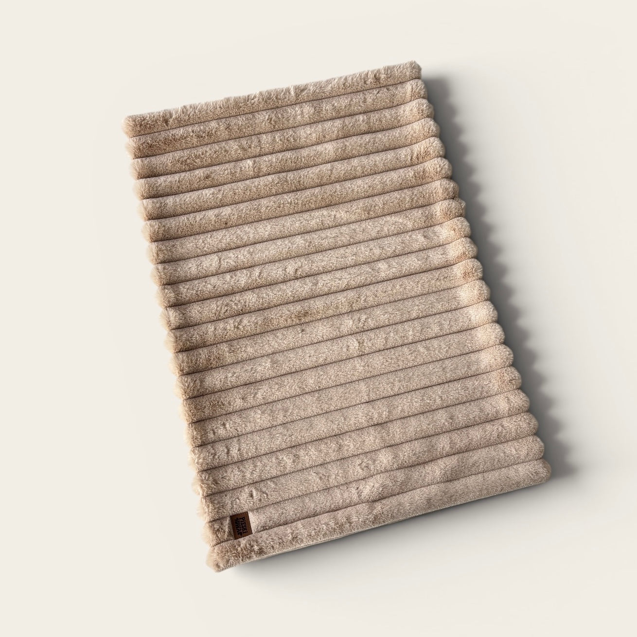 Kocyk dla psa i kota Beżowy – miękkie futerko w prążki | Pieski Dwa