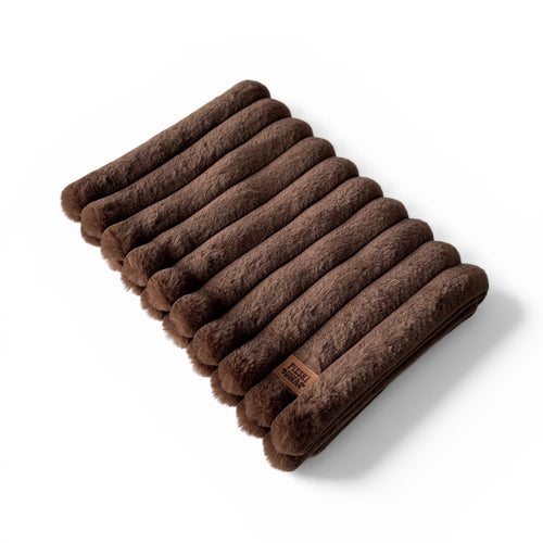 Kocyk dla psa i kota Brązowy – miękkie futerko w prążki | Pieski Dwa