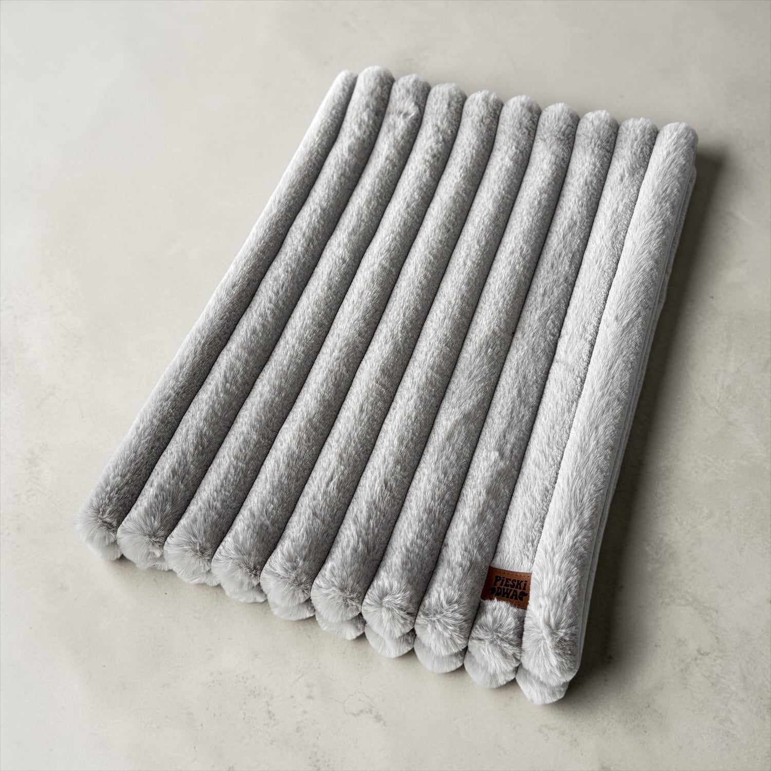 Kocyk dla psa jasny szary– miękkie futerko w prążki | Pieski Dwa