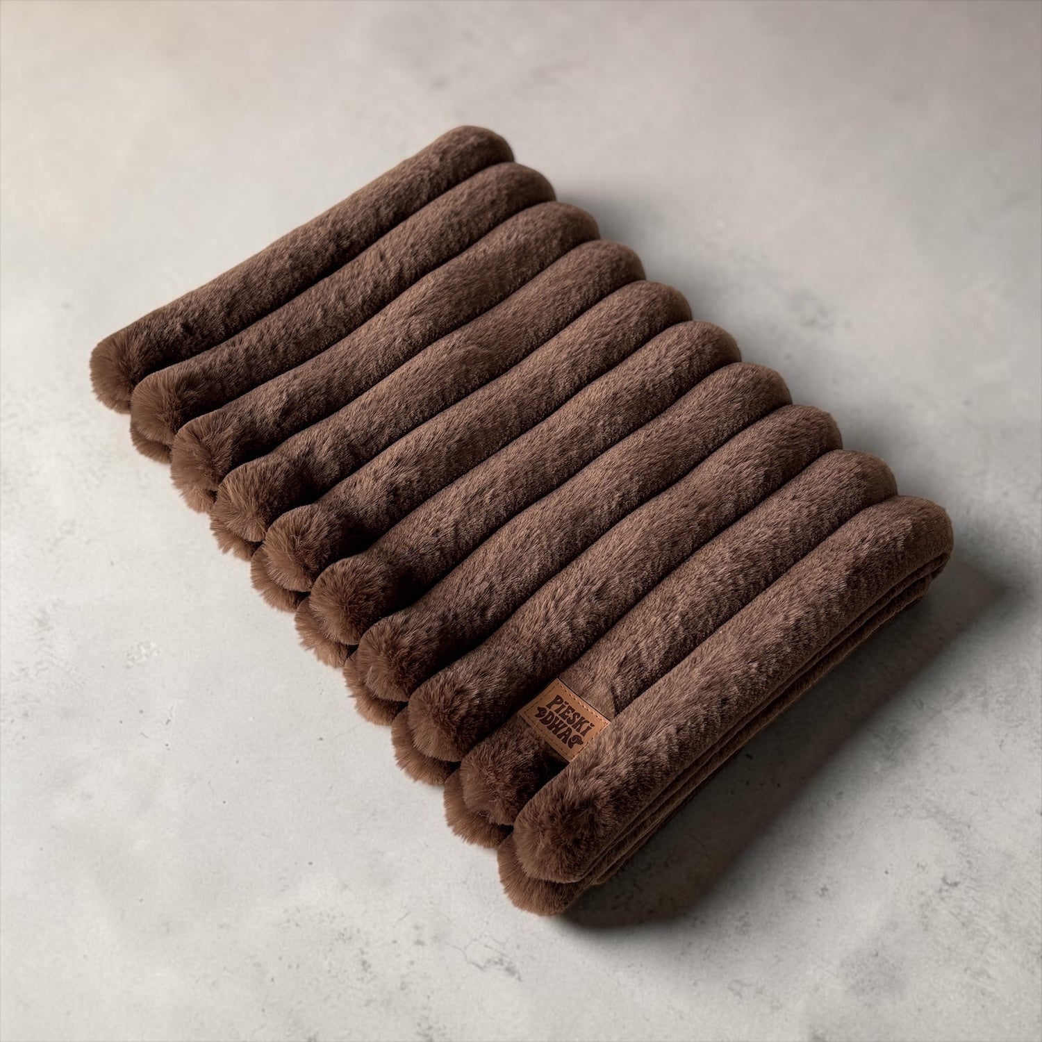 Kocyk dla psa i kota Brązowy – miękkie futerko w prążki | Pieski Dwa