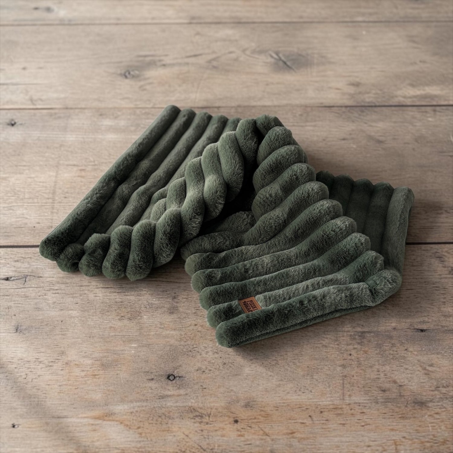 Kocyk dla psa i kota Zielony mech – miękkie futerko w prążki | Pieski Dwa